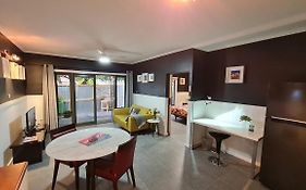 The Settler - Stylish One Bedroom Living With Private Courtyard